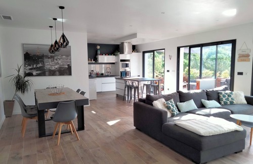Cazilhac House | Maison aux Portes des Cévennes Climatisée Avec Piscine Chauffée et Aire de Jeux