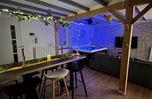 Maisdon-sur-Sevre Apartment | Maison avec jacuzzi