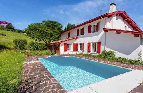 Espelette Villa | Maison basque à Espelette avec piscine, jardin, barbecue et proche du centre - FR-1-4-697