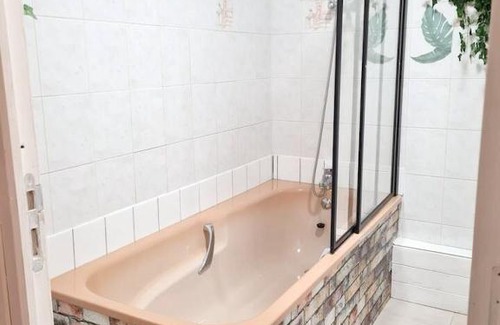 Deville House | Maison chaleureuse à Deville avec terrasse et parking gratuit