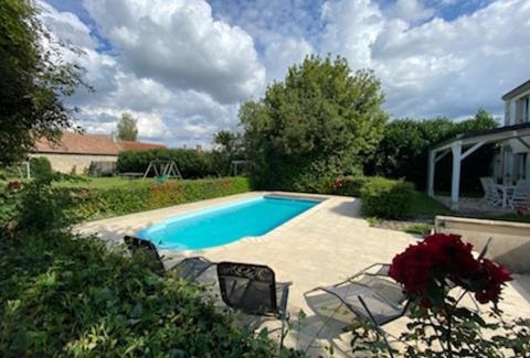 Tramery House | Maison chaleureuse avec piscine et aire de jeux