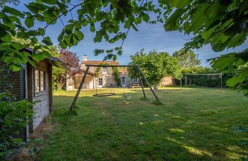 Froidfond House | Maison de ferme rénovée avec cheminée, terrasse et jardin clos - à 800m du bourg de Froidfond - FR-1-426-149