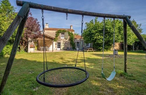 Froidfond House | Maison de ferme rénovée avec cheminée, terrasse et jardin clos - à 800m du bourg de Froidfond - FR-1-426-149