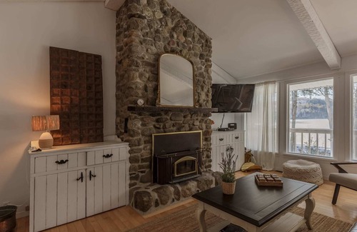 Lachute Ski Chalet | Maison de la Loutre / The Otter Lakehouse