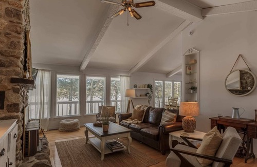 Lachute Ski Chalet | Maison de la Loutre / The Otter Lakehouse