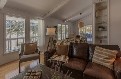 Lachute Ski Chalet | Maison de la Loutre / The Otter Lakehouse