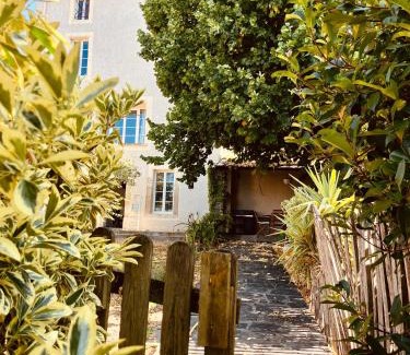 Villardonnel Villa | Maison de maître avec piscine et vue