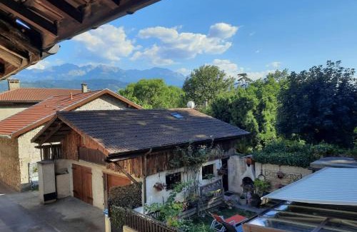 Lumbin House | Maison de village au pied de la montagne