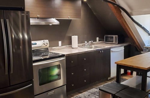 Old Montreal House | Maison des Patriotes 7 bedrooms 8-20 guests in the ❤ of old Montréal