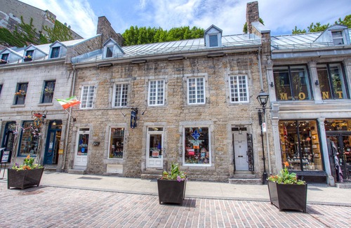 Old Montreal House | Maison des Patriotes 7 bedrooms 8-20 guests in the ❤ of old Montréal