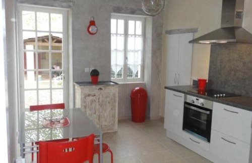 Charroux House | Maison en pierres rénovée avec cour close et terrasse privée, animaux admis, parking, Wi-Fi - FR-1-489-271