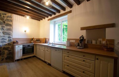 Viry Villa | Maison en pierres à la campagne avec vue
