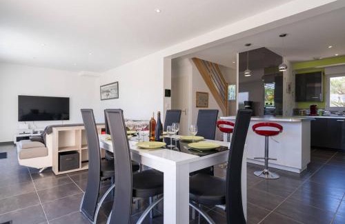 Locmariaquer Villa | Maison familiale avec jardin clos, 4 pièces, 6 pers, proche plage et commerces, Wifi, parking inclus. - FR-1-477-192