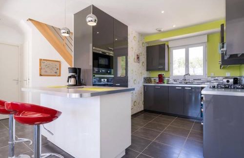 Locmariaquer Villa | Maison familiale avec jardin clos, 4 pièces, 6 pers, proche plage et commerces, Wifi, parking inclus. - FR-1-477-192
