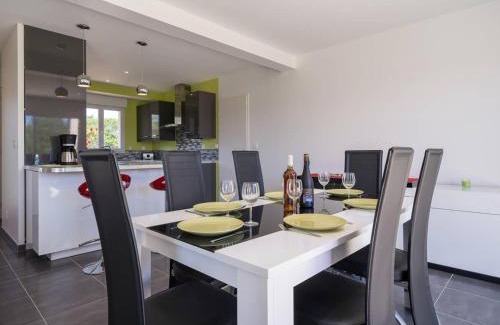 Locmariaquer Villa | Maison familiale avec jardin clos, 4 pièces, 6 pers, proche plage et commerces, Wifi, parking inclus. - FR-1-477-192