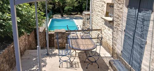 Saint-Cesaire-de-Gauzignan House | Maison avec piscine