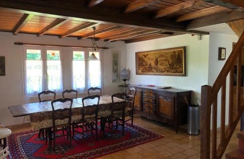 Marigny House | Maison/Gîte familial dans le Jura à 200m du lac avec piscine privée