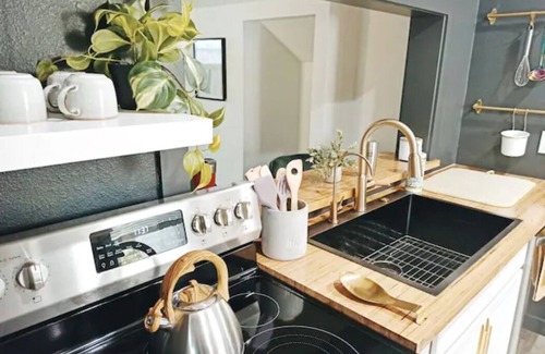Wetmore House | Maison Modernè: Unit B