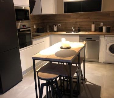 Decines-Charpieu Apartment | Maison, Parking privé, Climatisation !
