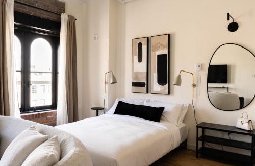 Old Montreal Apartment | Maison Place Jacques-Cartier by Luxury In Transit