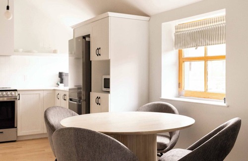 Old Montreal Apartment | Maison Rasco - Loft queen size bed suite