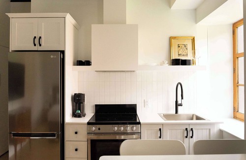 Ville-Marie Apartment | Maison Rasco - Loft queen size bed suite