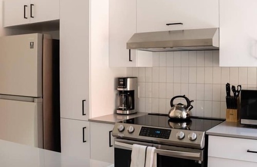 Old Montreal Apartment | Maison Rasco - One-bedroom queen size bed suite