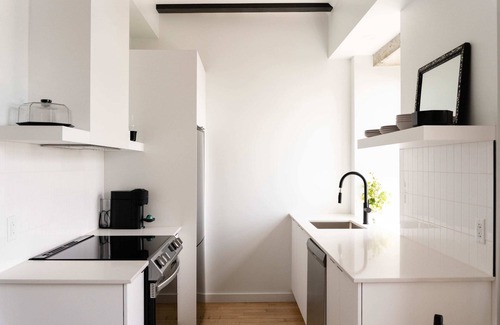 Ville-Marie Apartment | Maison Rasco - One-bedroom queen size bed suite