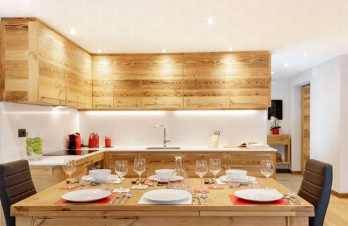 Cervinia Apartment | Maison Reve Blanc direct access to t ski slopes and town center.