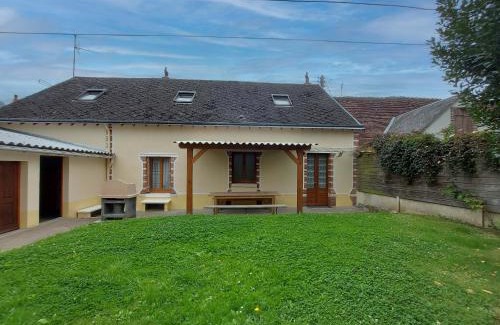 La Bazoche-Gouet House | Maison spacieuse avec jardin, BBQ, table de ping-pong, proche commerces, pour 9 personnes et bébés - FR-1-581-96