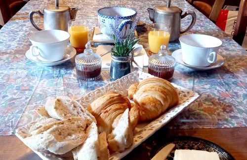 Aigurande Bed & Breakfast | Maison Violette en Berry - chambres d'hôtes vintage face au marché d'Aigurande