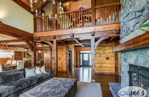 Selwyn Cottage | Majestic 5bdrm 5bath post & beam cottage on Chemong Lake!