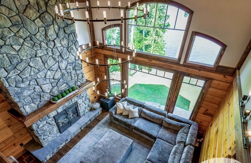Selwyn Cottage | Majestic 5bdrm 5bath post & beam cottage on Chemong Lake!