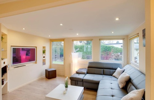 Meerlo House | Majestic Bungalow in Meerlo with a Large Garden and Fence