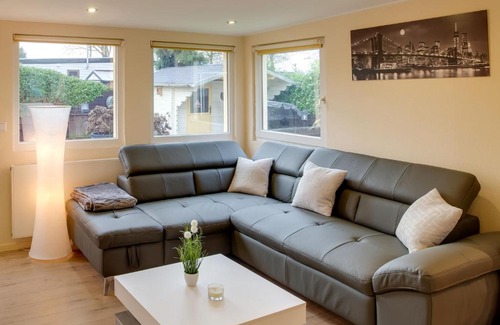 Meerlo House | Majestic Bungalow in Meerlo with a Large Garden and Fence