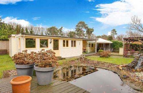 Meerlo House | Majestic Bungalow in Meerlo with a Large Garden and Fence