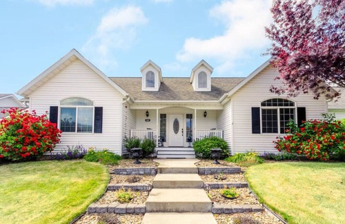 Post Falls House | Majestic Home by the River- Pool Table and Fire Pit