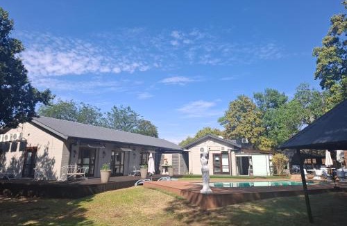 Bayswater House | Majestic Manor Guesthouse & Coffee Shop