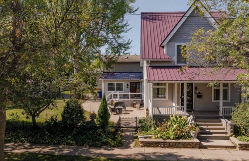 Appleton House | Majestic Mansion on State - Sleeps 13
