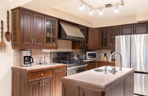 Mississauga House | Majestic Mansion with Bar & Entertainment Space