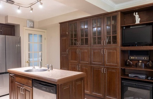 Mississauga House | Majestic Mansion with Bar & Entertainment Space