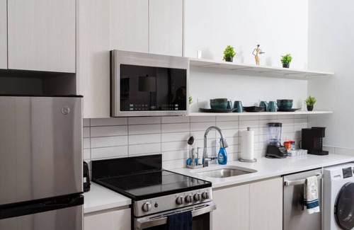 Uptown Apartment | Majestic Modern Style|13 mins DT|4 mins Lake