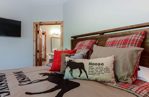 Reeds Spring Cabin | Majestic Moose Lodge - 5 Star Resort Amenities, Pool, Lake, Gym, Tennis