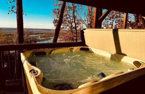 De Soto House | Majestic View Sleeps 10 Hot Tub
