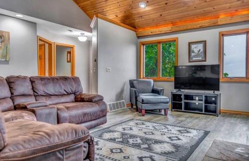 De Soto House | Majestic View Sleeps 10 Hot Tub