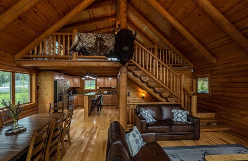 Meeteetse Cabin | Majestic Wyoming Landscape. Riverfront log cabin. Relax in or explore out!