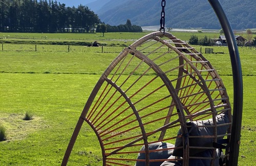 Makarora House | Makarora Bach - Sunny house with spectacular mountain views. Sleeps 6 plus pets.