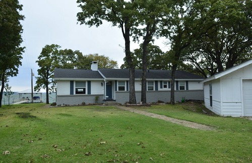 Azle House | Make memories in this cozy water front house on Eagle Mountain Lake.