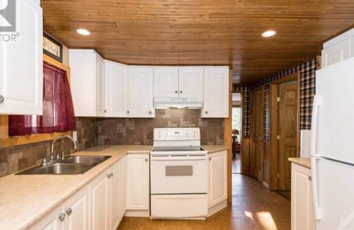 Lanark Highlands Cottage | Make Memories with family/friends at our beautiful Lake front Macwan's Cottage