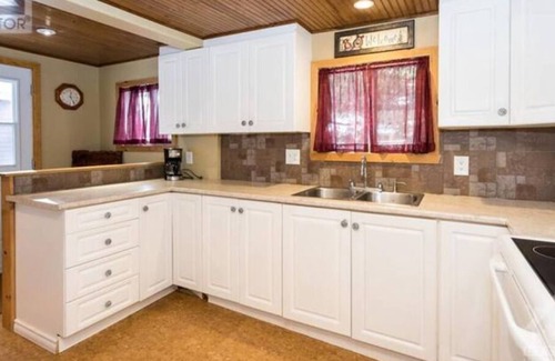 Lanark Highlands Cottage | Make Memories with family/friends at our beautiful Lake front Macwan's Cottage